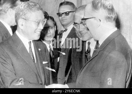 IL PRIMO MINISTRO GIAPPONESE HAYATO IKEDA INCONTRA I POLITICI DELLA CEE A BRUXELLES; 15 NOVEMBRE 1962 Foto Stock