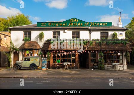 Facciata frontale esterna del 'Newens; le sale da tè originali Maids of Honour' / caffetteria ristorante a Kew, Surrey / Londra. Soleggiata giornata estiva e cielo azzurro. (140) Foto Stock