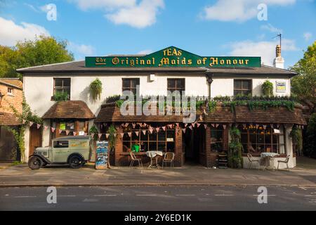 Facciata frontale esterna del 'Newens; le sale da tè originali Maids of Honour' / caffetteria ristorante a Kew, Surrey / Londra. Soleggiata giornata estiva e cielo azzurro. (140) Foto Stock