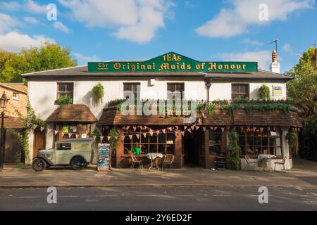 Facciata frontale esterna del 'Newens; le sale da tè originali Maids of Honour' / caffetteria ristorante a Kew, Surrey / Londra. Soleggiata giornata estiva e cielo azzurro. (140) Foto Stock