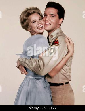 Juliet Prowse e Elvis Presley condividono un gioioso abbraccio in una pubblicità del G.I. Blues ancora dei primi anni '1960 Foto Stock