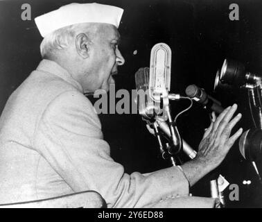 INDIAN PREMIER PANDIT JAWAHARLAL NEHRU AL RALLY DI NUOVA DELHI; 12 NOVEMBRE 1962 Foto Stock