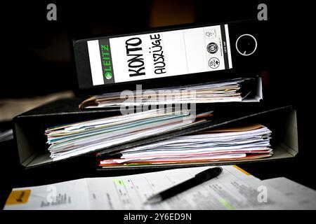 Brema, Germania. 25 settembre 2024. ILLUSTRAZIONE - le cartelle dei file con gli estratti conto bancari si trovano su un tavolo. Credito: Sina Schuldt/dpa/Alamy Live News Foto Stock