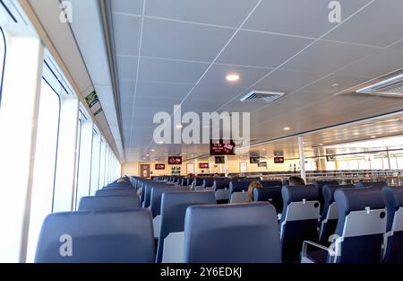 Posti passeggeri vuoti all'interno del traghetto. Danimarca - 23 settembre 2024 Foto Stock