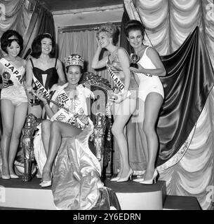 MISS HOLLAND CATHARINA LODDERS MISS MONDO INCORONATO - MISS CONCORSO MONDIALE DI BELLEZZA A LONDRA 1962 SECONDI CLASSIFICATI ; 8 NOVEMBRE 1962 Foto Stock