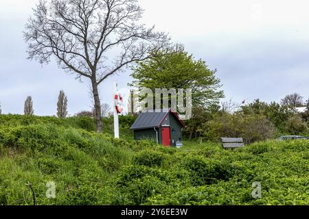 Lifebuoy e una piccola casa in riva al mare. Foto di alta qualità Foto Stock