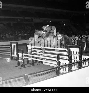 HORSEJUMPING LOCH GARMAN CON W RINGROSE PRENDE RECINZIONE AI NATIONALS; 1 NOVEMBRE 1962 Foto Stock