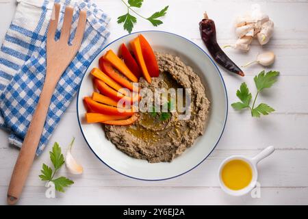 Hummus di lenticchie con carote e pepe. Tavolo con vista dall'alto e decorazioni. Foto Stock