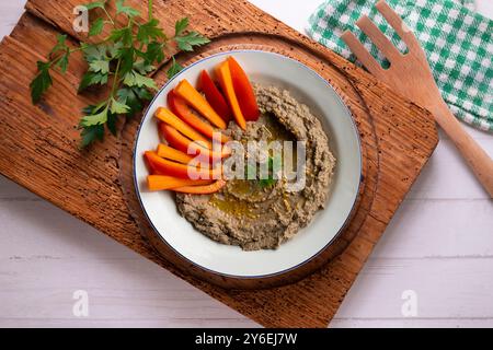 Hummus di lenticchie con carote e pepe. Tavolo con vista dall'alto e decorazioni. Foto Stock