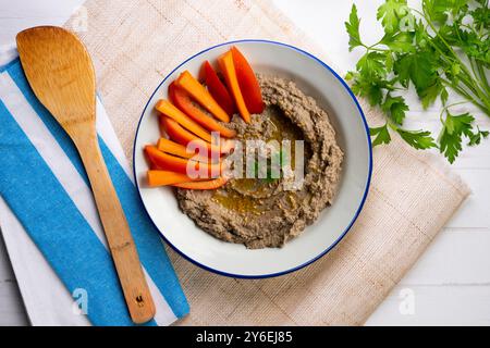 Hummus di lenticchie con carote e pepe. Tavolo con vista dall'alto e decorazioni. Foto Stock