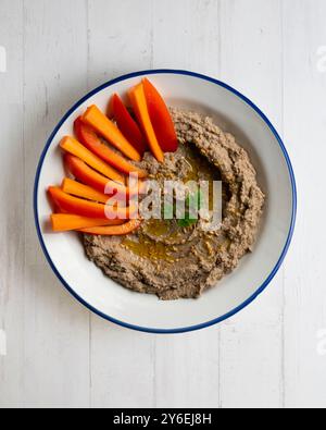 Hummus di lenticchie con carote e pepe. Tavolo con vista dall'alto e decorazioni. Foto Stock