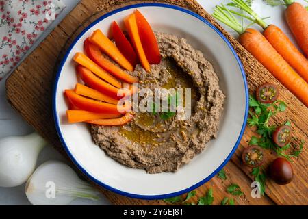 Hummus di lenticchie con carote e pepe. Tavolo con vista dall'alto e decorazioni. Foto Stock