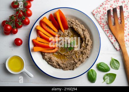 Hummus di lenticchie con carote e pepe. Tavolo con vista dall'alto e decorazioni. Foto Stock