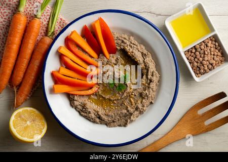 Hummus di lenticchie con carote e pepe. Tavolo con vista dall'alto e decorazioni. Foto Stock