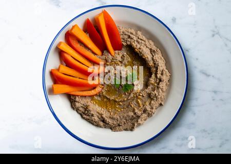 Hummus di lenticchie con carote e pepe. Tavolo con vista dall'alto e decorazioni. Foto Stock