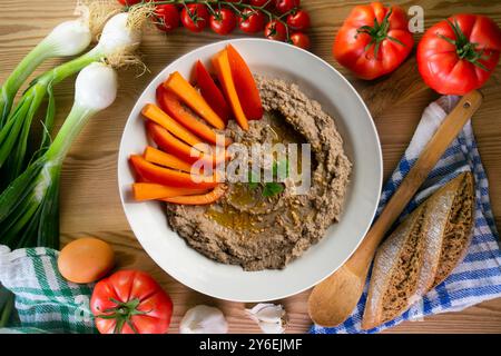Hummus di lenticchie con carote e pepe. Tavolo con vista dall'alto e decorazioni. Foto Stock