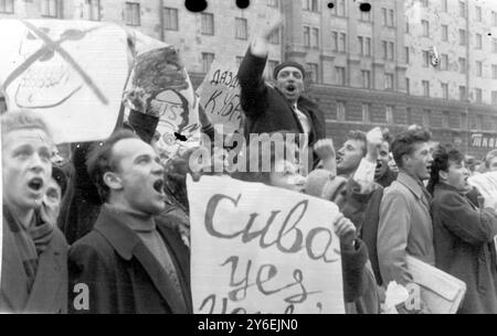 DIMOSTRAZIONE ANTI BLOCCO CUBANO DIMOSTRAZIONE AMBASCIATA AMERICANA A MOSCA; 24 OTTOBRE 1962 Foto Stock