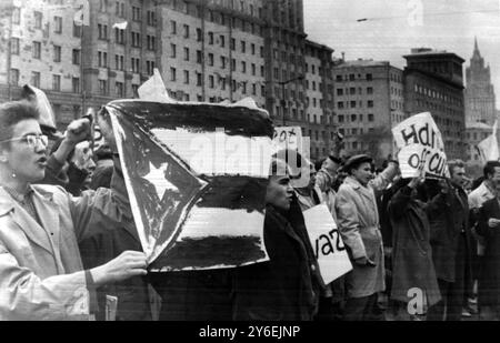 DIMOSTRAZIONE ANTI BLOCCO CUBANO DIMOSTRAZIONE AMBASCIATA AMERICANA A MOSCA; 24 OTTOBRE 1962 Foto Stock