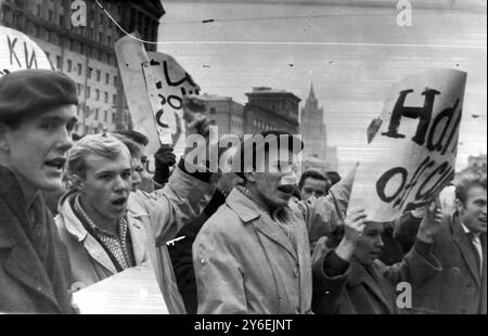 DIMOSTRAZIONE ANTI BLOCCO CUBANO DIMOSTRAZIONE AMBASCIATA AMERICANA A MOSCA; 24 OTTOBRE 1962 Foto Stock