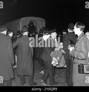 DIMOSTRAZIONI DI CRISI CUBANE DI FRONTE ALL'AMBASCIATA DEGLI STATI UNITI A LONDRA; 23 OTTOBRE 1962 Foto Stock