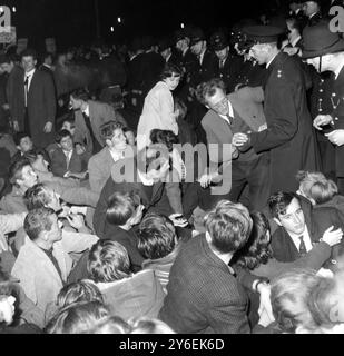 DIMOSTRAZIONI DI CRISI CUBANE DI FRONTE ALL'AMBASCIATA DEGLI STATI UNITI A LONDRA; 23 OTTOBRE 1962 Foto Stock