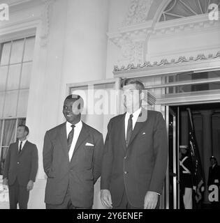 AMERICAN PRESIDENTIDENT JOHN F KENNEDY CON IL PRESIDENTE DELLA GUINEA SEKOU TOURE A WASHINGTON; 12 OTTOBRE 1962 Foto Stock