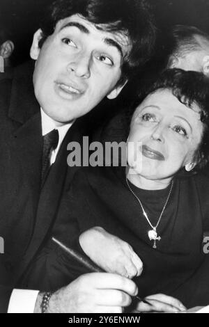 11 OTTOBRE 1962 EDITH PIAF ALL'ETÀ DI 46 ANNI FIRMA IL REGISTRO DEI MATRIMONI CON IL SUO NUOVO MARITO DI 26 ANNI, THEO SARAPO. PARIGI, FRANCIA. Foto Stock