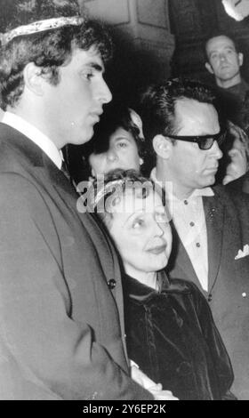 LA CANTANTE FRANCESE EDITH PIAF CON IL MARITO THEO SARAPO INCORONA IL MATRIMONIO; 9 OTTOBRE 1962 Foto Stock