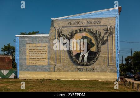 Murale pubblico del leader della comunità Vernon Marks sul lato di una casa nel quartiere North Philadelphia di Pennsylvania Foto Stock