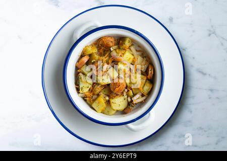 Insalata sana di patate, cipolle e salsicce. Tavolo con vista dall'alto e decorazioni. Foto Stock