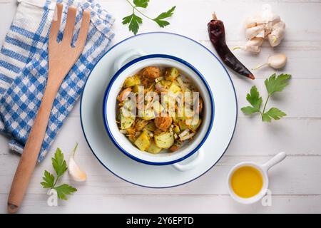 Insalata sana di patate, cipolle e salsicce. Tavolo con vista dall'alto e decorazioni. Foto Stock