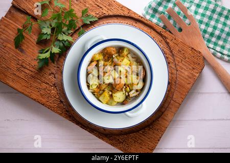 Insalata sana di patate, cipolle e salsicce. Tavolo con vista dall'alto e decorazioni. Foto Stock