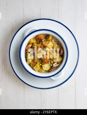 Insalata sana di patate, cipolle e salsicce. Tavolo con vista dall'alto e decorazioni. Foto Stock