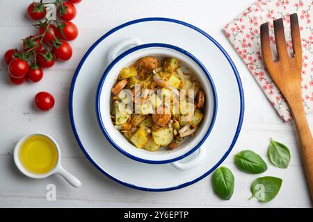 Insalata sana di patate, cipolle e salsicce. Tavolo con vista dall'alto e decorazioni. Foto Stock