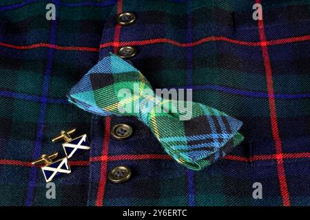 Gilet scozzese in tartan con polsini con bandiera scozzese Saltire e cravatta in tartan Foto Stock