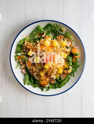 Insalata sana di riso, ananas e tacchino. Tavolo con vista dall'alto e decorazioni. Foto Stock