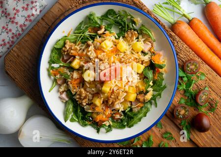 Insalata sana di riso, ananas e tacchino. Tavolo con vista dall'alto e decorazioni. Foto Stock