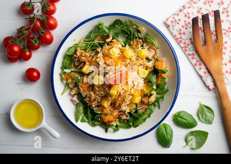 Insalata sana di riso, ananas e tacchino. Tavolo con vista dall'alto e decorazioni. Foto Stock