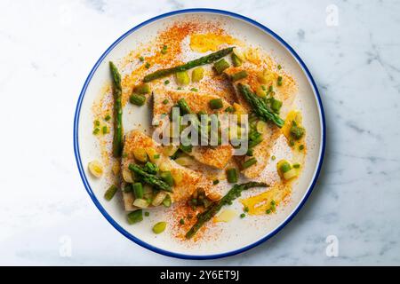 Pesce spada alla griglia con asparagi verdi. Tavolo con vista dall'alto e decorazioni. Foto Stock