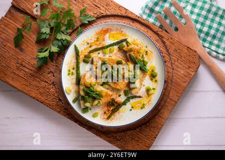 Pesce spada alla griglia con asparagi verdi. Tavolo con vista dall'alto e decorazioni. Foto Stock