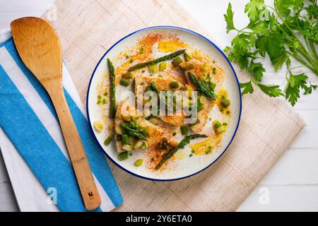 Pesce spada alla griglia con asparagi verdi. Tavolo con vista dall'alto e decorazioni. Foto Stock