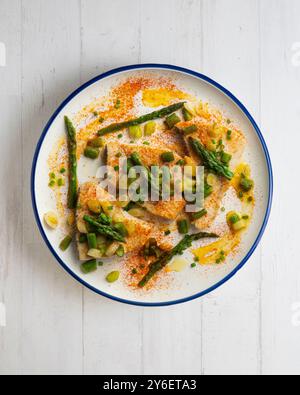 Pesce spada alla griglia con asparagi verdi. Tavolo con vista dall'alto e decorazioni. Foto Stock