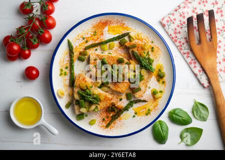 Pesce spada alla griglia con asparagi verdi. Tavolo con vista dall'alto e decorazioni. Foto Stock