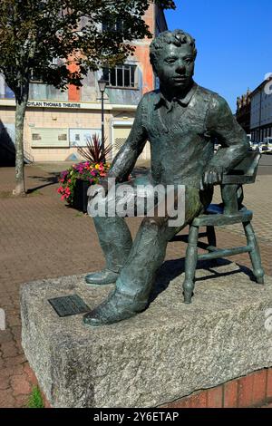 Statua di Dylan Thomas dello scultore John Doubleday, Swansea Maritime Quarter, Swansea, Galles del Sud, Regno Unito. Foto Stock