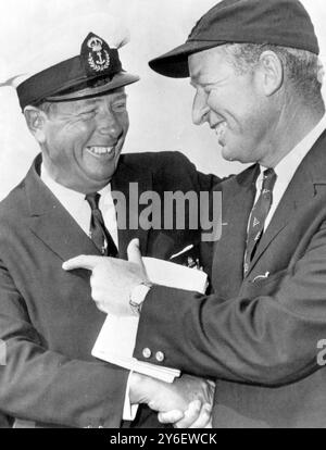 YACHTING JOCK STURROCK CON LO SKIPPER GRETEL EMIL MOSBACHER A NEWPORT; 17 SETTEMBRE 1962 Foto Stock