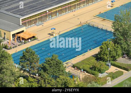 Kombibad, Lipschitzallee, Gropiusstadt, Neukölln, Berlino, Deutschland *** Kombibad, Lipschitzallee, Gropiusstadt, Neukölln, Berlino, Germania Foto Stock