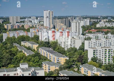 Hochhäuser, Fritz-Erler-Allee, Gropiusstadt, Neukölln, Berlino, Deutschland *** High-rise Buildings, Fritz Erler Allee, Gropiusstadt, Neukölln, Berlino, Germania Foto Stock