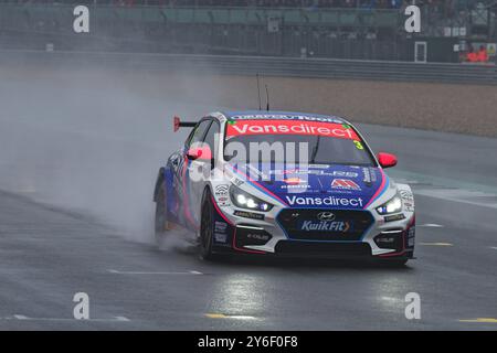 Tom Chilton, Hyundai i30N, Team BRISTOL STREET MOTORS, corre in condizioni di bagnato con spruzzi che riducono la visibilità del conducente, Round 25, BTCC, British To Foto Stock