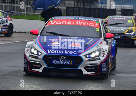 Tom Chilton, Hyundai i30N, Team BRISTOL STREET MOTORS, corre in condizioni di bagnato con spruzzi che riducono la visibilità del conducente, Round 25, BTCC, British To Foto Stock