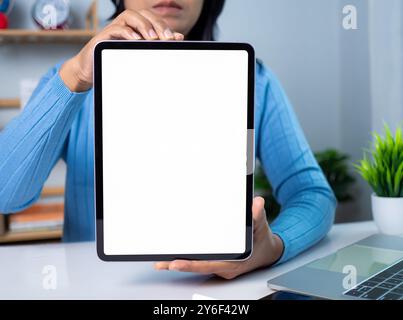 Donna d'affari che tiene a mano un tablet con schermo bianco vuoto in mano, modello di smartphone per lo shopping online, formazione online o affari online con COP Foto Stock